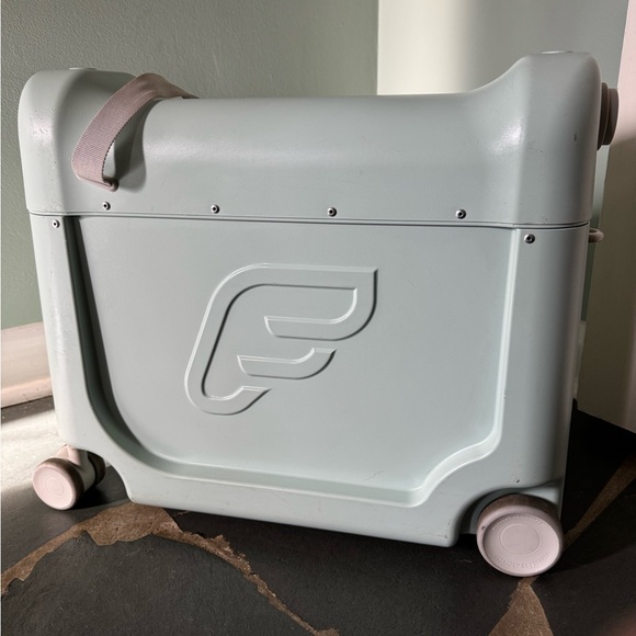 JetKids by Stokke Green Ride-On Suitcase - Picture 1 of 5